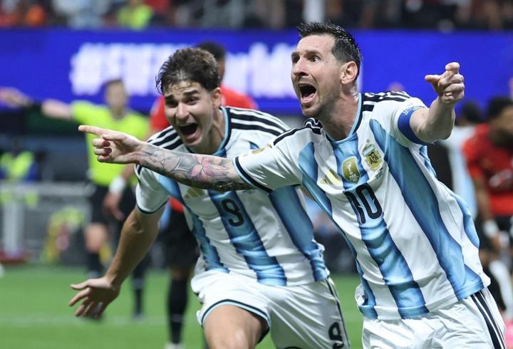 Messi'nin gözyaşlı gecesi: Mısır karşısında atarken de kaçırırken de rekor kırdı