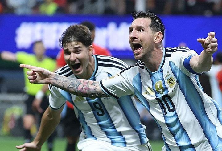 Messi'nin gözyaşlı gecesi: Mısır karşısında atarken de kaçırırken de rekor kırdı