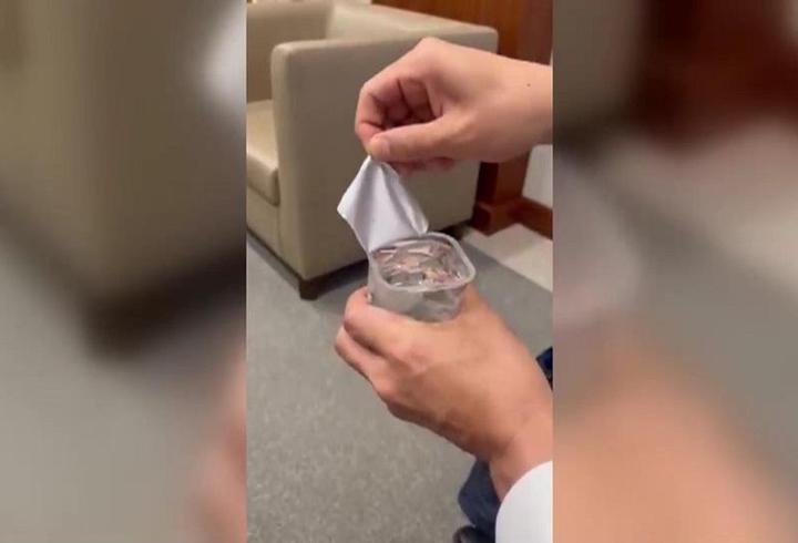Japonya Savunma Bakanı "bardak su" ile tanıştı: "Bunu ilk başta mum sandım"