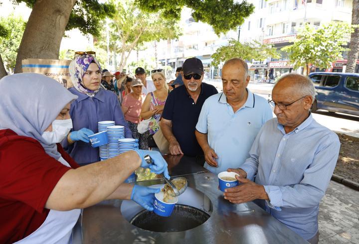Büyükşehir Belediyesi aşure ikramına devam ediyor