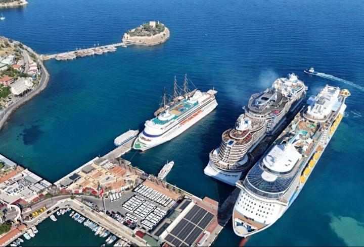 Kuşadası'na 4 kruvaziyerle denizden 9 bin 300 turist geldi