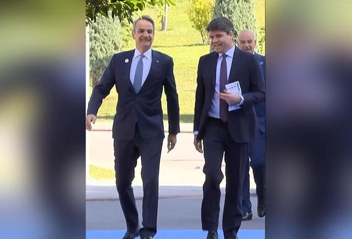 Mehter marşının etkisini atlatamamış! Miçotakis'ten 'Sahte Kabadayı' yürüyüşü