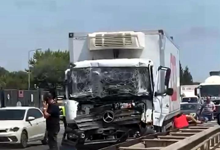 Çorlu’da iki kamyon çarpıştı; sürücüler yaralı