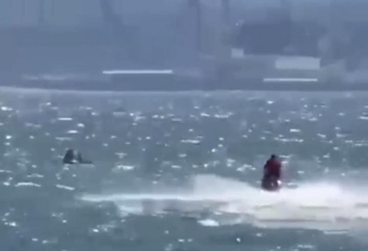Rüzgarla açığa sürüklenen SUP'taki anne ve kızı cankurtaranlar kurtardı