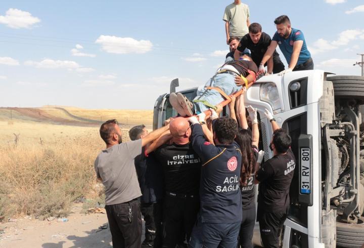 Cizre’de kontrolden çıkarak devrilen TIR’ın şoförü yaralandı