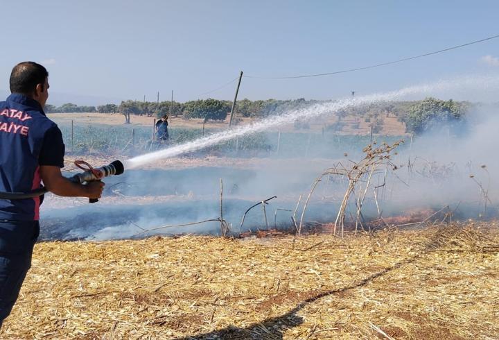 Reyhanlı'da anız yangını söndürüldü