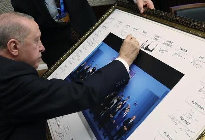 Zirvenin simge karesi! NATO liderleri imzaladı, son kalem Erdoğan'dan