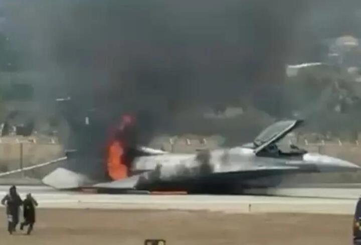 Yunanistan’a ait F-16 uçağı alev aldı: Pilot acil iniş yaptı!