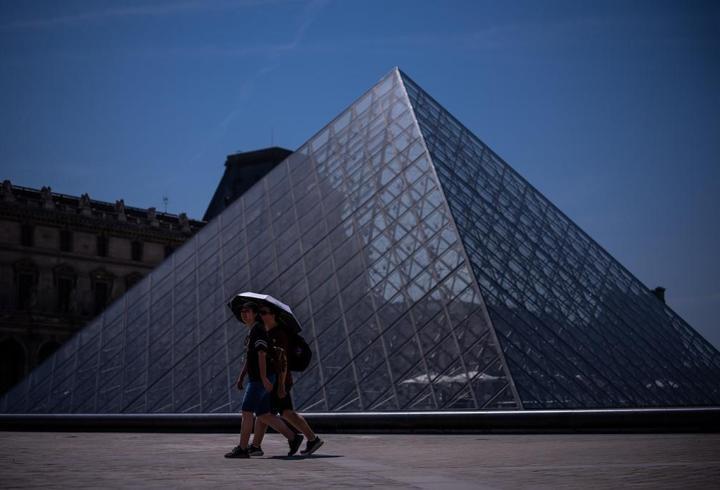 Fransa'da aşırı sıcak alarmı: Louvre ziyaret saatlerini kısalttı