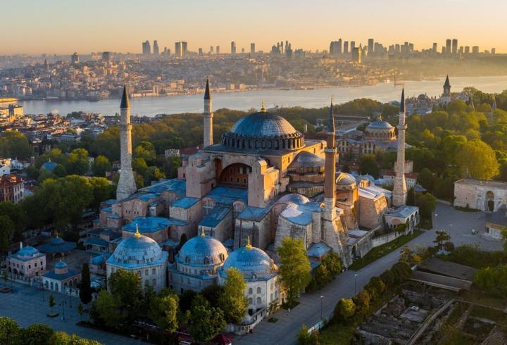 Son dakika haberine göre;  Ankara polisi Çankaya Belediyesi'ne yönelik sabahın erken saatlerinde operasyon başlattı. Çankaya Belediyesi'nde polis ekipleri arama yapıyor.5