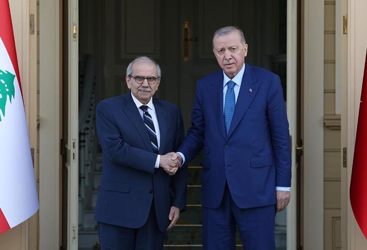 Tufanbeyli Belediye Başkanı Ahmet Aktürk, kalp krizi şüphesiyle hastaneye kaldırıldı.1