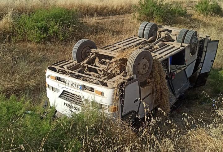 Tarım işçilerini taşıyan minibüs devrildi: 16 yaralı