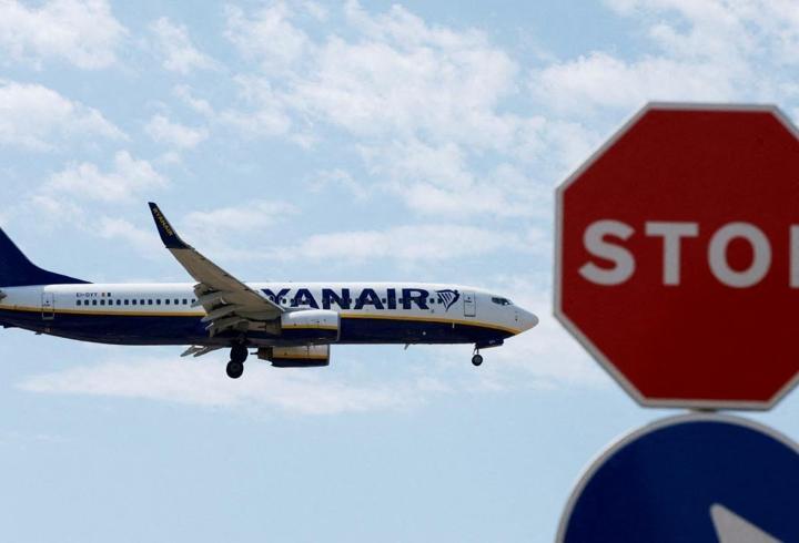 Ryanair uçağında dehşet! Kabin camı yerinden çıktı, yolcu son anda kurtarıldı