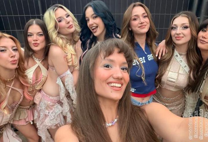 Daha 17'nin Kızları Manifest Konserinde! Kuliste Buluştular