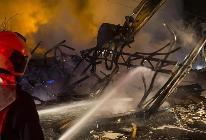 Ankara'da boş arazide yanan paletler söndürüldü