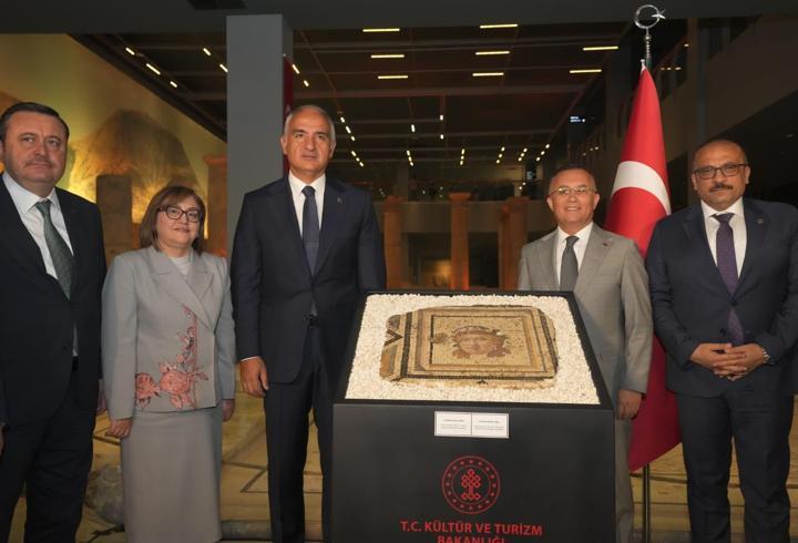 Adli tatil ne zaman başlıyor ve bitiyor sorgulanıyor. Türkiye’de yargı sisteminin her sene yaz aylarında dinlenme dönemi olan adli tatil, 2026 yılında da mahkemelerin işleyişini etkileyen önemli bir süreç olarak karşımıza çıkıyor. Bu süreçte hukuki işlemlerine devam etmek isteyen vatandaşların, sürelerin uzama durumlarını ve adli tatilde görülen davaları dikkate alması gerekli. Peki 2026 adli tatil ne zaman başlıyor ne zaman bitiyor? İşte adli tatil başlangıç ve bitiş tarihleri!1