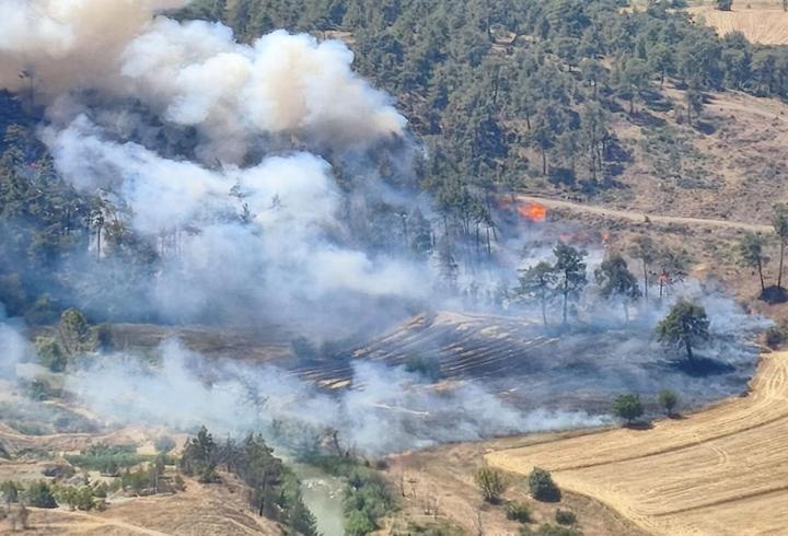 Son dakika haberi... AHBAP Derneği'ne yönelik yürütülen soruşturma kapsamında gözaltına alınan 38 şüpheliden Haluk Levent'in de aralarında bulunduğu 23 şüpheli adliyeye getirildi. Savcılıktaki ifade işlemleri tamamlanan şüphelilerden aralarında Haluk Levent'in de bulunduğu 19 kişi tutuklama talebiyle, 6 kişi ise adli kontrol istemiyle Sulh Ceza Hakimliği'ne sevk edildi. Flaş gelişme sonrası sevk yazısı da ortaya çıktı.5