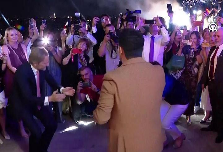 Hürriyet Gazetesi Ankara Temsilcisi Hande Fırat, darbe girişiminin yaşandığı o anlarda Cumhurbaşkanı Erdoğan ile telefon üzerinden görüntülü bir görüşme gerçekleştirmiş ve bu görüşme, 15 Temmuz hain darbe kalkışmasındaki en önemli dönüm noktalarından biri olmuştu. CNN TÜRK'teki o telefon görüşmesi nasıl yapıldı? İşte o tarihi anlar...9