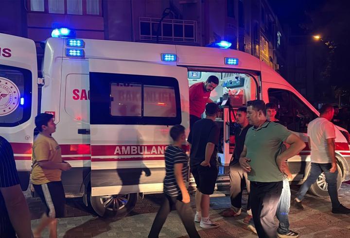 Antalya'da otelin önünde içki içtiği gerekçesiyle kendisini uyaran güvenlik görevlisi Tahsin Göker'i (26) çıkan kavgada öldüren tutuklu sanık Eyyüp Taşan, (21) 'Kasten öldürme' suçundan haksız tahrik indirimiyle 18,5 yıl, olay sırasında yanındaki Halil Sevinç ise ‘Kasten öldürmeye yardımcı olmak' suçundan yine haksız tahrik indirimi uygulanarak 9 yıl hapse çarptırıldı.3