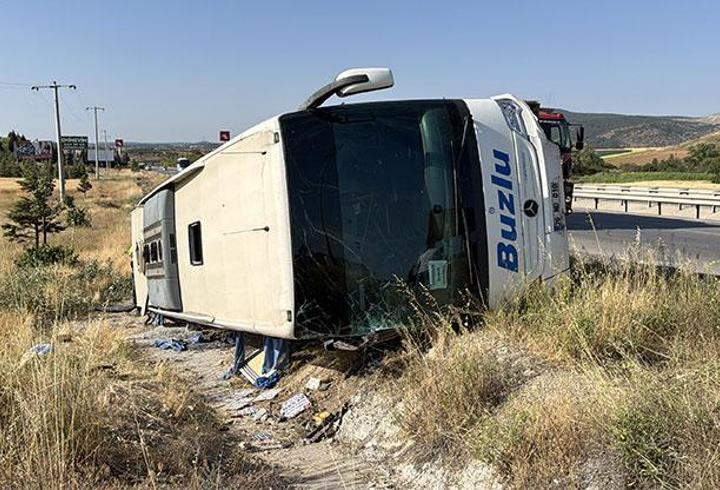 Manisa'nın Turgutlu ilçesinde İmran Güler'in (28), eşi Gökhan Güler (29) tarafından ısırılıp koparılan burnu, Manisa Celal Bayar Üniversitesi Hafsa Sultan Hastanesi'nde yapılan operasyonla dikildi. Hastanedeki tedavisi süren Güler, "Bir anda boğazıma sarılıp, saldırdı. Kendimi savununca da burnumu ısırdı. Canımın acısıyla balkondan atlamayı bile düşündüm. Sonuna kadar şikayetçiyim" dedi.3