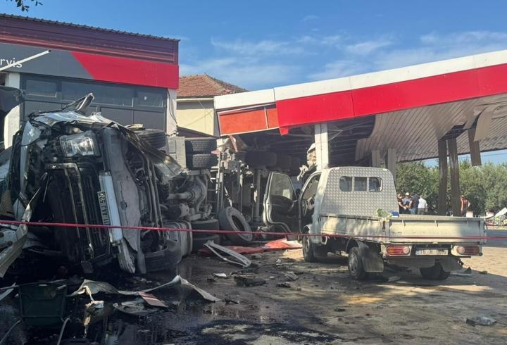 Bursa'da bir TIR akaryakıt istasyonuna daldı: Ölü ve yaralılar var...