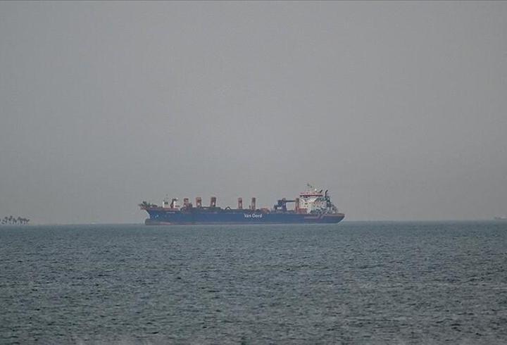 Hürmüz Boğazı'nda gerilim deniz trafiğini vurdu: Ticari gemi geçişleri sert düştü