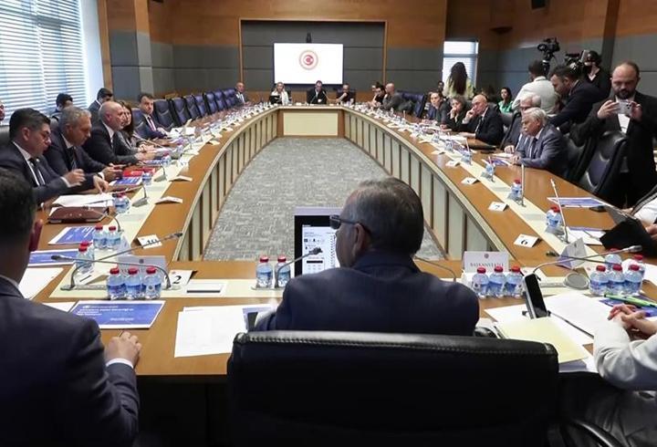 Aziz Üstek hayatını kaybetti. Galatasaray Spor Kulübü'nün eski yöneticisi, sunucu ve iş insanı Aziz Üstel vefat etti. Üstel'in sevenler, vefatının sebebini sorgulamaya başladı. Peki Aziz Üstel kimdir, neden öldü? Aziz Üstel'in hastalığı neydi? Aziz Üstel kaç yaşında ve nereliydi? Detaylar haberimizde...1