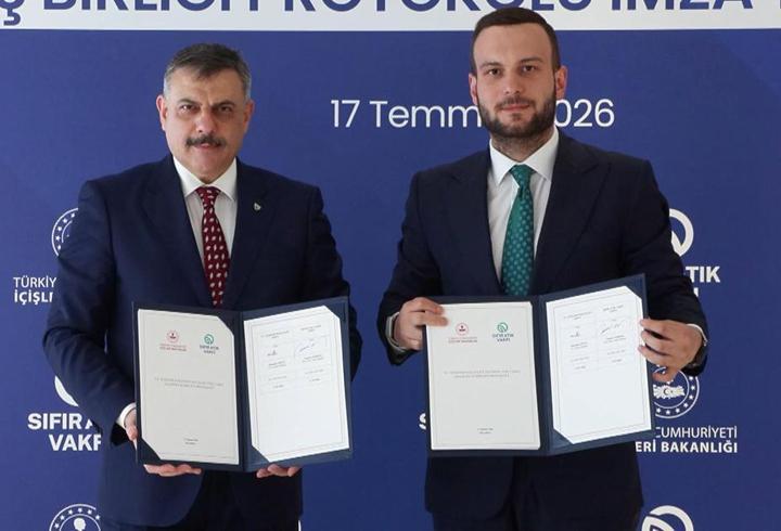 18 Temmuz hava durumu tahminleri yakından takip ediliyor. Meteoroloji Genel Müdürlüğü, hafta sonuna dair hava durumu tahminlerini yayınladı. İstanbul, Ankara ve İzmir'de havaların nasıl olacağı merak ediliyor. Hafta sonu tatilinin başlamasıyla beraber vatandaşlar, hava durumu tahminlerini yakından takip etmeye başladı. Peki İstanbul, Ankara, İzmir ve Bursa'da havalar nasıl olacak? İşte 18 Temmuz 2026 Cumartesi hava durumu tahminleri...1