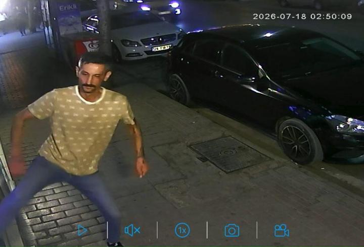 Esnaf fark etti: Suçüstü yakalandı!