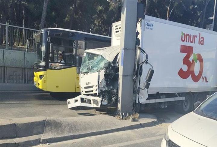 Bahçelievler D-100'de kamyonet direğe çarptı; şoför yaralandı