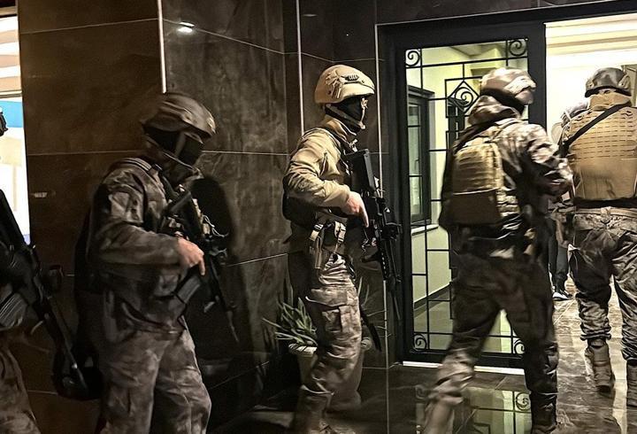 İzmir'in Narlıdere ilçesi ile Kütahya'nın Tavşanlı ilçesinde çıkan orman yangınlarına ekiplerin müdahalesi sürüyor. Her iki bölgede de alevleri kontrol altına almak için havadan ve karadan yoğun çalışma yürütülüyor.3