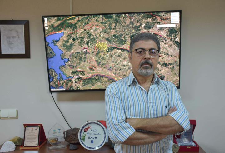Milli Savunma Üniversitesi Rektörü Prof. Dr. Erhan Afyoncu, gelecekte savaşların robot sistemler ve insansız hava araçlarıyla şekilleneceğini belirterek Türkiye'nin bu alanda önemli bir avantaja sahip olduğunu söyledi. Türk ordusunun saha tecrübesine dikkat çeken Afyoncu, Karabağ Savaşı'nın İHA ve SİHA'ların savaş konseptini değiştirdiğini ifade etti. Afyoncu ayrıca, Rusya-Ukrayna Savaşı'nın ağır insani ve askeri maliyetine de vurgu yaptı.9