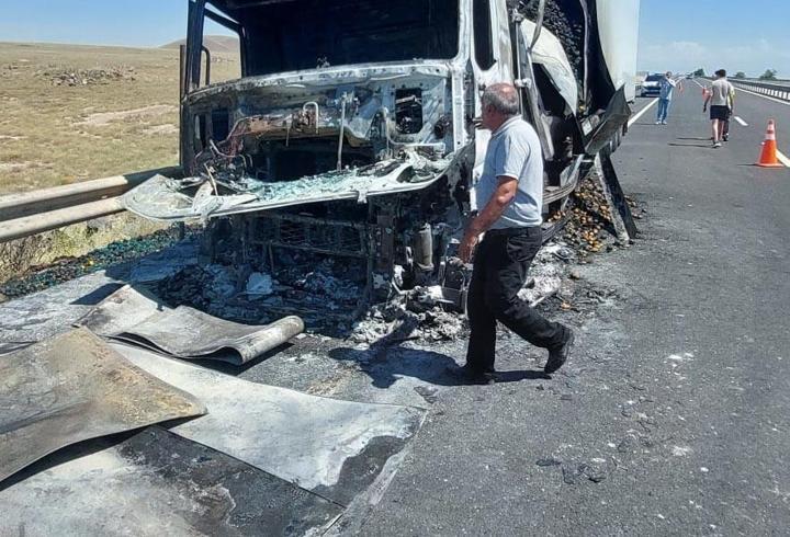 Konya'da sebze yüklü TIR yandı