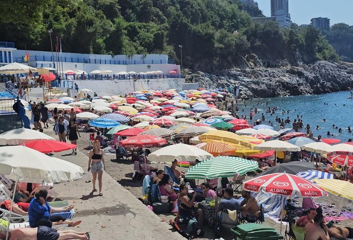 180 metrelik Kapuz Plajı hafta sonu dolup taştı