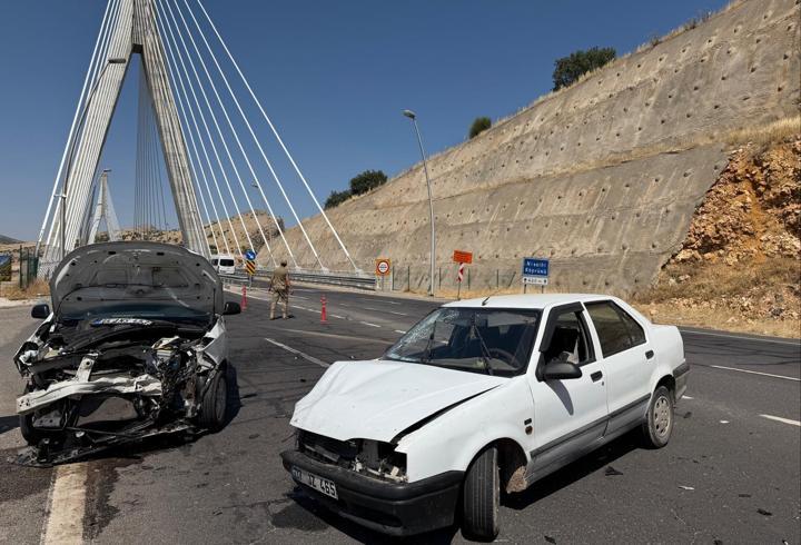 Şanlıurfa'da hafif ticari araç ile otomobilin çarpıştığı kazada 2 kişi yaralandı