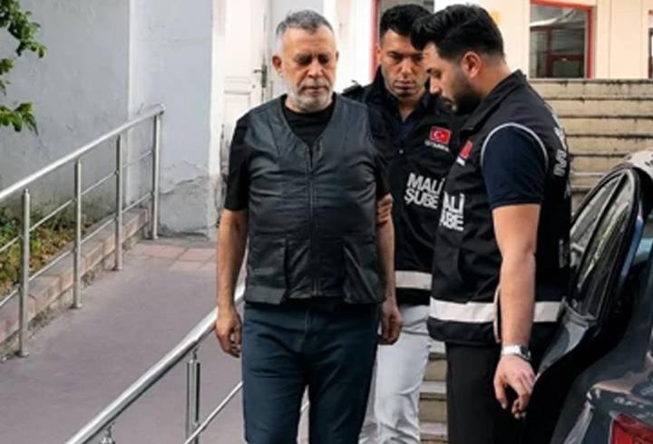 Son dakika haberine göre; Diyarbakır Büyükşehir Belediyesi Eş Başkanı Doğan Hatun görevinden istifa etti.
3