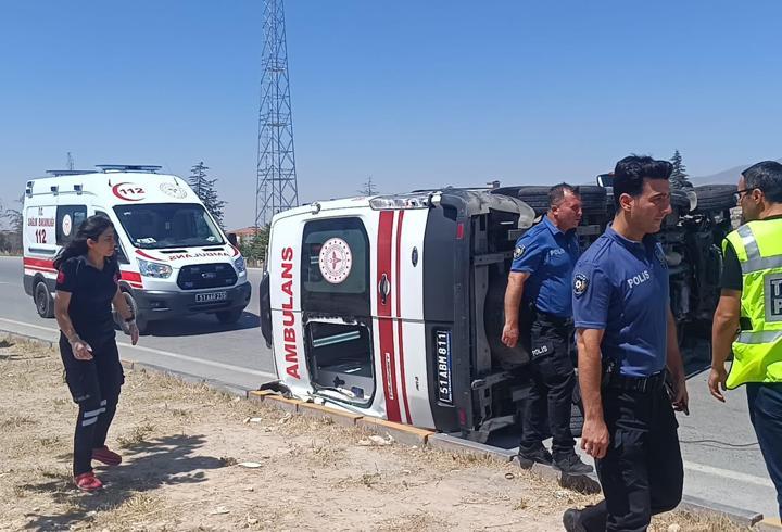 Niğde'de ambulans ile otomobil çarpıştı: 5 yaralı