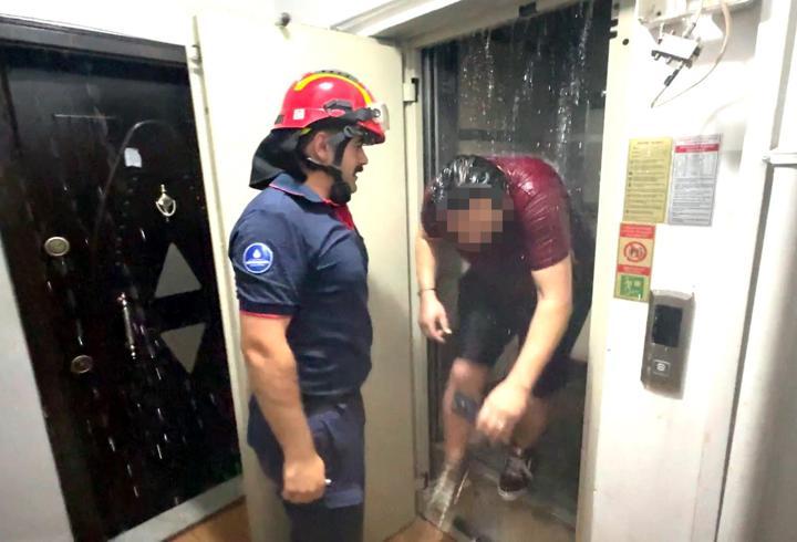 Avcılar’da boşaltılan sitedeki su saatini söktü; binayı su basınca asansörde kaldı