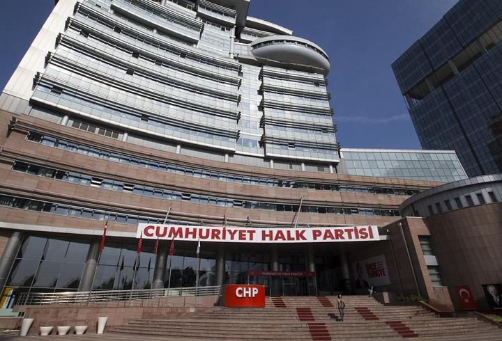 Hac kuraları hakkındaki detaylar gündemdeki yerini aldı. Diyanet İşleri Başkanlığı 2027 yılı hav kurasının ne zaman çekileceğini duyurdu. Hacca gitme hayali kuran Müslümanlar hac kuraları tarihini ve saatini sorgulamaya başladı. Her sene binlerce vatandaşın kutsal toprakları ziyaret ettiği hac ibadeti gerçekleştirilen kura çekimi sonrasında belirleniyor. Peki hac kuraları ne zaman çekilecek? 2026 hac kuraları tarihi belli oldu! Detaylar haberimizde...7