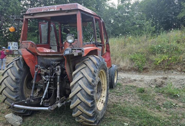 Bilecik'te devrilen traktörün sürücüsü yaralandı