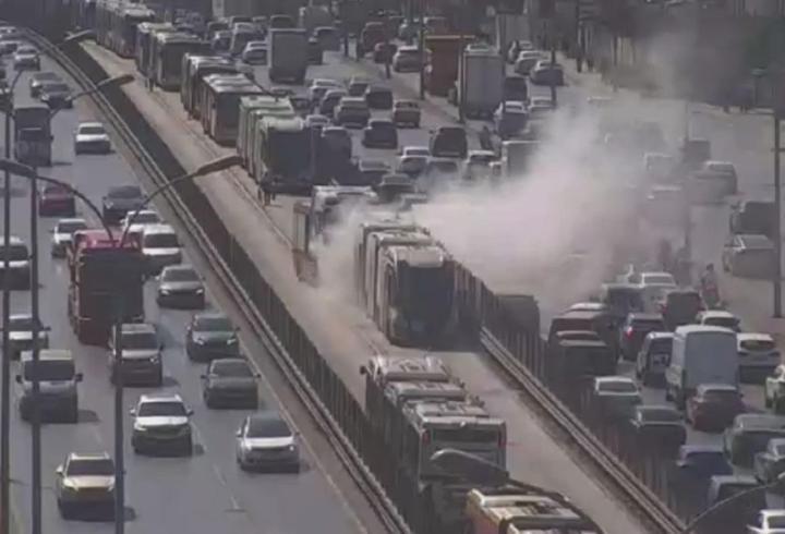 Son dakika: Avcılar'da seyir halindeki metrobüste yangın: Seferler aksadı