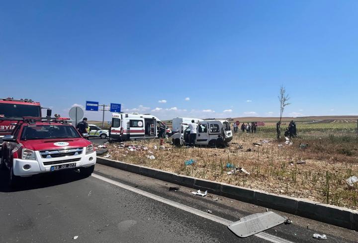 Tekirdağ'da kamyonla hafif ticari aracın çarpıştığı kazada 2 kişi öldü, 3 kişi yaralandı