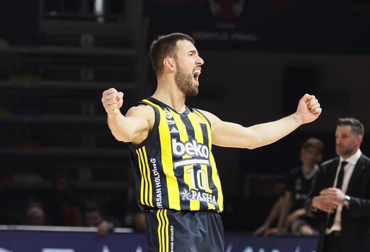 Fenerbahçe, kaptan Melih Mahmutoğlu'nu kadroda tuttu