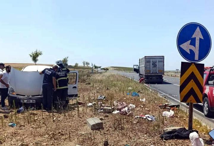 Kamyon ile hafif ticari araç çarpıştı; 2 ölü, 3 yaralı