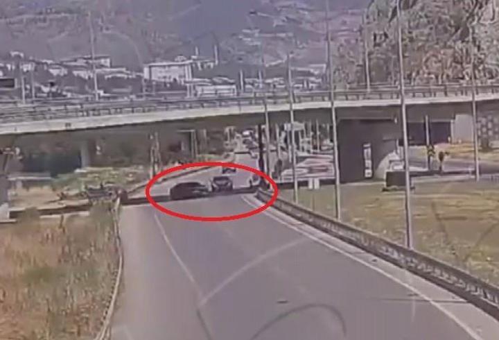 Geri manevra yapan otomobilin, başka bir araçla çarpıştığı kaza kamerada