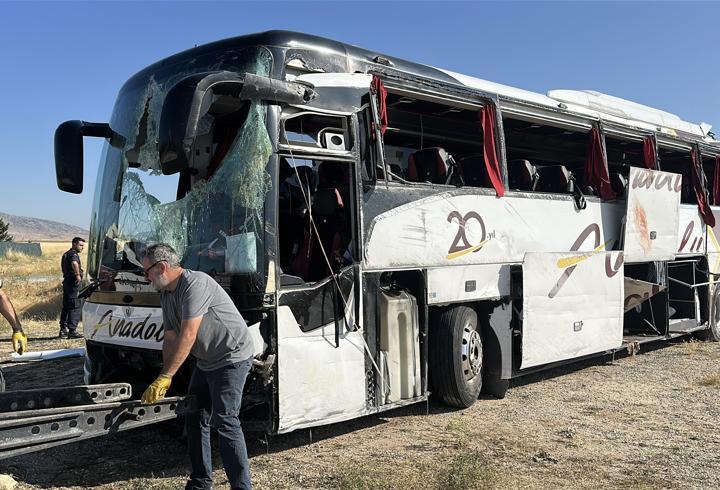 Kütahya'da yolcu otobüsü devrildi; 31 yaralı
