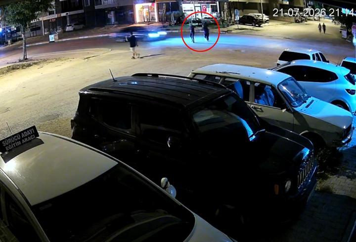 Otomobilin çarptığı kadın öldü; kaza kamerada