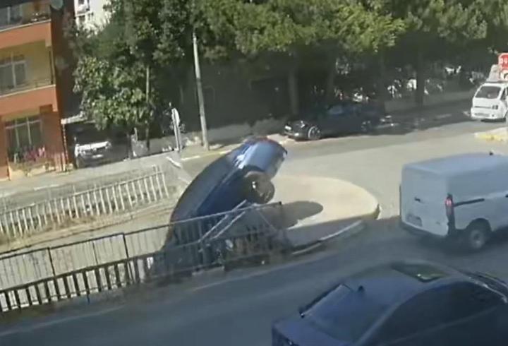 Pendik'te otomobil dereye uçtu: Kaza anı kamerada