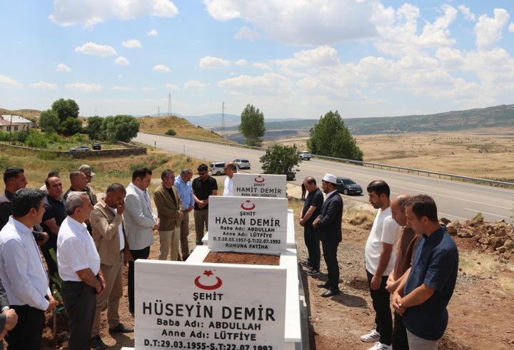 34 yıl sonra döndükleri köyde şehitlerini andılar