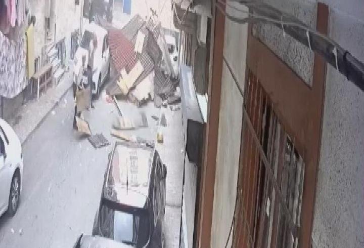 Esenler'de çocuklar fırtına nedeniyle uçan çatının altında kalmaktan son anda kurtuldu